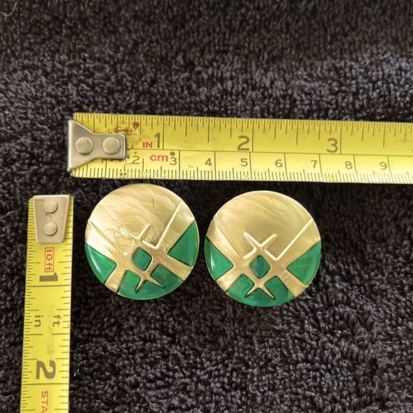 Beautiful Grouping Of Gold Tone Clip On Earrings - Picture 4 of 5